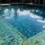 Piscina rivestita con gres porcellanato rettangolare tortora, con close-up su fughe con stucco cementizio e colla epossidica, in stile moderno