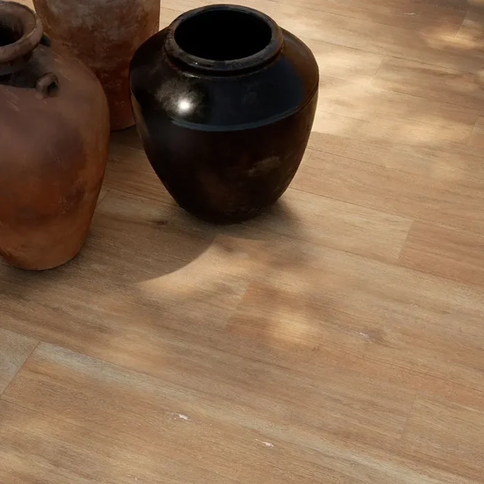 Piastrella in gres porcellanato effetto legno