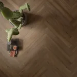 Piastrella in gres porcellanato effetto legno