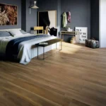 Piastrella in gres porcellanato effetto legno