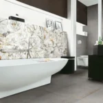 Piastrella in gres porcellanato effetto decoro