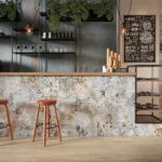 Piastrelle in gres porcellanato effetto decoro per rivestimenti. Adatto per l’uso interno, come il bagno e cucina. Preventivi gratuiti e prezzi fabbrica.