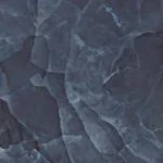 Lastra in gres porcellanato effetto onice blu. Il colore di fondo è un blu-grigio profondo, con ampie e morbide aree più chiare e venature sottili che donano un aspetto fluido e suggestivo