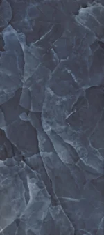 Lastra in gres porcellanato effetto onice blu. Il colore di fondo è un blu-grigio profondo, con ampie e morbide aree più chiare e venature sottili che donano un aspetto fluido e suggestivo