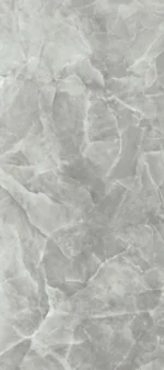 Gres porcellanato effetto onice grigio. La superficie mostra una complessa stratificazione di varie tonalità di grigio, da chiaro a medio, con venature bianche interconnesse che creano una texture ricca e dettagliata