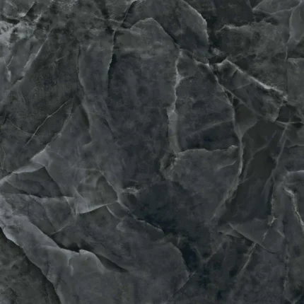 Gres porcellanato effetto onice nero. La lastra presenta uno sfondo nero intenso attraversato da nette e irregolari venature grigio chiaro e bianche, che creano un forte contrasto e un aspetto drammatico