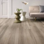 Piastrella in gres porcellanato effetto legno