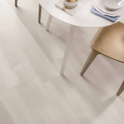 Piastrella in gres porcellanato effetto legno