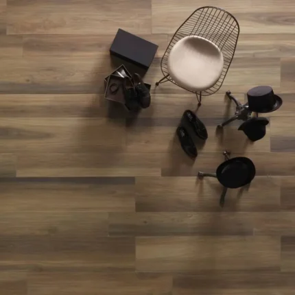 Piastrella in gres porcellanato effetto legno