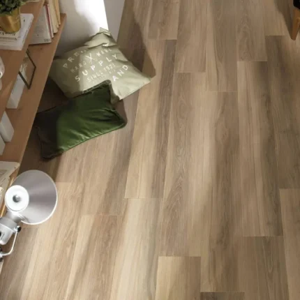 Piastrella in gres porcellanato effetto legno