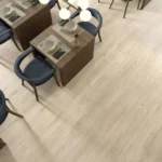 Piastrella in gres porcellanato effetto legno