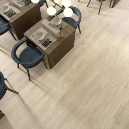 Piastrella in gres porcellanato effetto legno