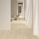 Piastrella in gres porcellanato effetto legno