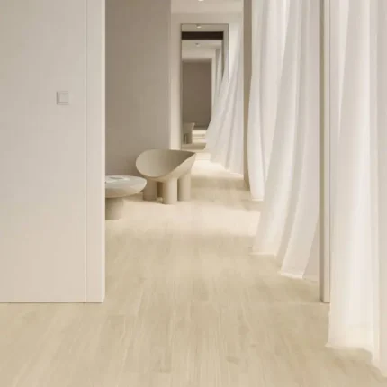 Piastrella in gres porcellanato effetto legno