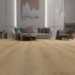 Pavimento SPC Sand effetto legno in soggiorno moderno luminoso