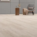 Pavimento SPC Ivory effetto legno in soggiorno moderno luminoso